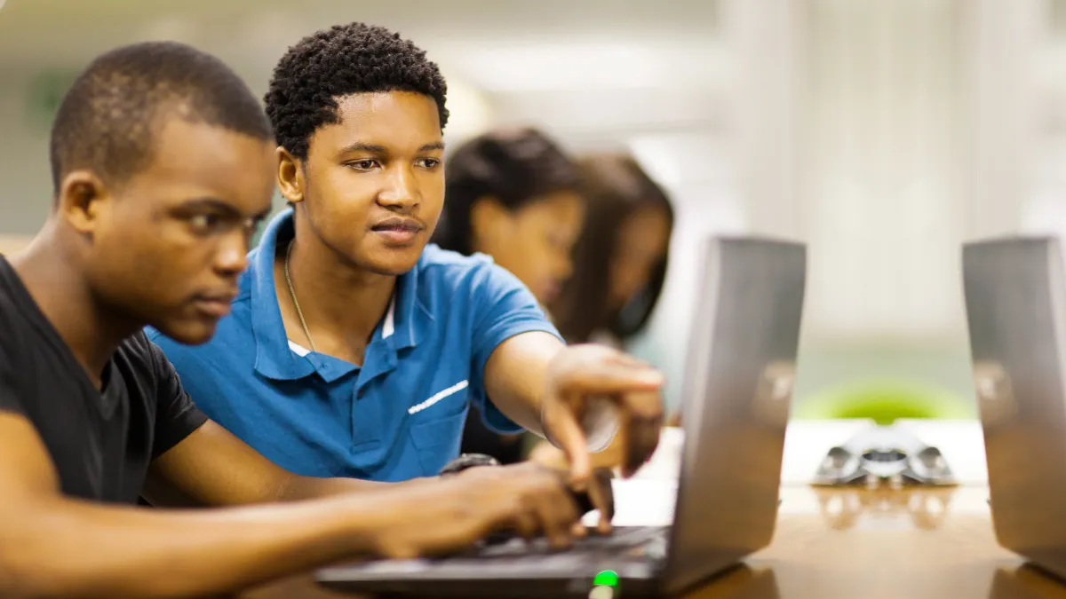 Étudiants africains travaillant ensemble sur des ordinateurs portables